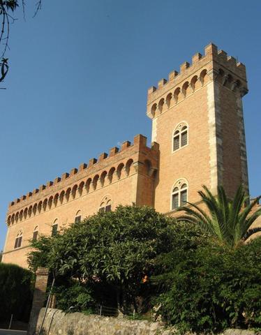 Burg mit Tor nach Bolgheri am Ende der Zypressenallee - (Italien, Toskana, Wein)