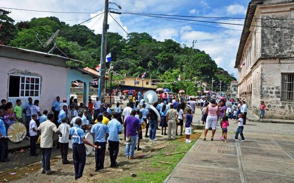 Parade (für Zinni?) in Portobelo, Panama - (Sehenswürdigkeiten, Südamerika, Stadt)