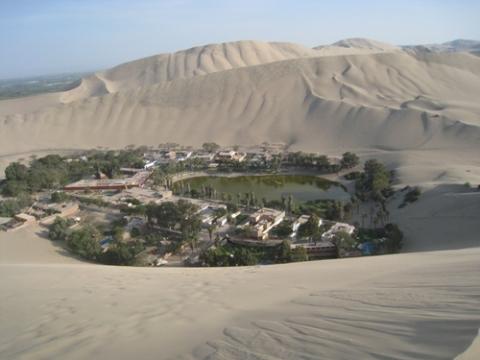 Die Oase Huacachina in Peru. Hier gibt es tolle Dünen zum Sandboarden. - (Sand, Sandboarden, Boarden)