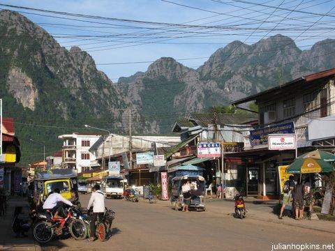 Vang Vieng Hauptstraße - (Reiseziel, weltweit, Abenteuerurlaub)