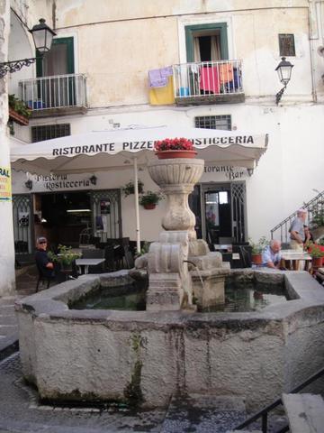 Dorfbrunnen in Atrani - (Italien, Amalfiküste, Positano)
