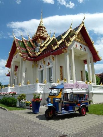 TukTuk Taxi vor dem thailändischen Tempel in Gretzenbach, Schweiz - (Bangkok, mitbringen, Zulassung)