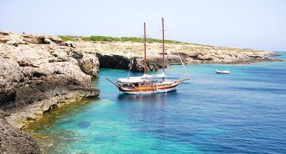 - (Reiseziel, Mittelmeer, Badeurlaub)
