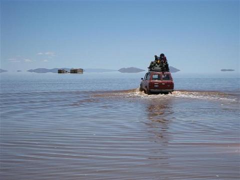 Auf dem Autodach durch die überschwemmte Salzwüste Uyuni. - (Bolivien, Jahreszeiten, Salar de Uyuni)