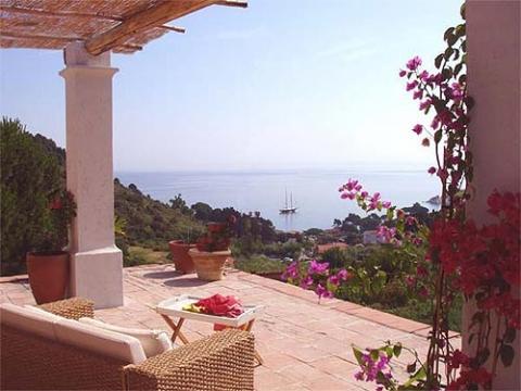 Ausblick auf die Bucht von Sant Andrea infos unter www.exklusiverholung.de - (Italien, Toskana, Wein)