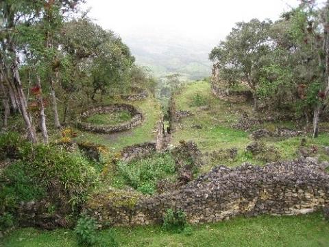 Kuelap in Peru: Die Ruinen sind zum teil noch bewachsen. - (Sehenswürdigkeiten, Südamerika, Lateinamerika)