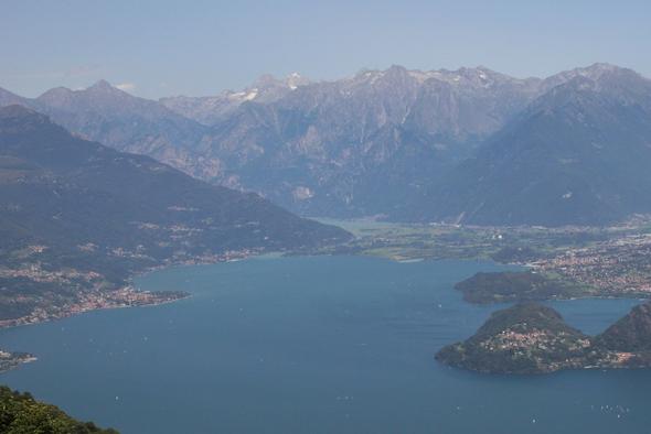 Blick auf den See, links Domaso, oben am Zufluss der Mera liegt Sorico - (Italien, Kinder, Familienurlaub)