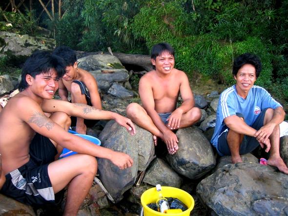 Lunch mit einer Gruppe Iban am Flußufer - (Asien, Indonesien, Südostasien)