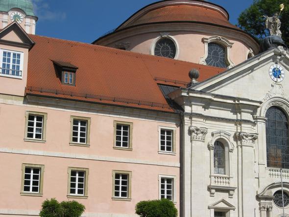 Der Eingang zur Asamkirche in Weltenburg (rechts). - (Deutschland, Kloster, Donau)