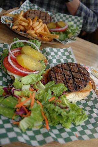Ein leckerer Buffalo Burger - (Kanada, Straßenverhältnisse im Oktober)