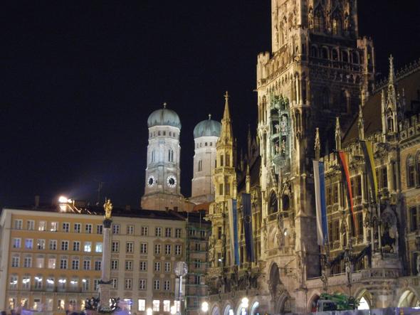 Rathausplatz mit Blick zur Frauenkirche - (Deutschland, Europa, Städtereise)