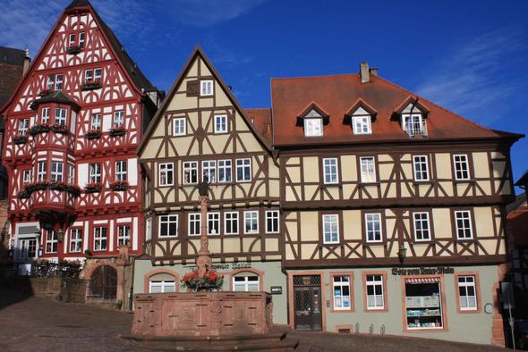 Hier ist das rote Haus im Hintergrund (altes Weinhaus) vor dem Kellereingang  - (Deutschland, Anreise, Wirtshaus im Spessart)