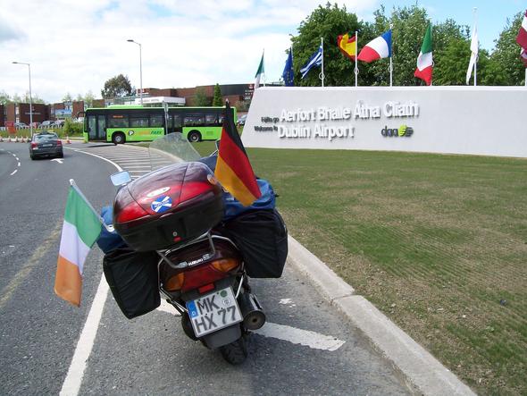 Mein Motorroller vorm Flughafen Dublin - (Europa, Städtereise, Irland)