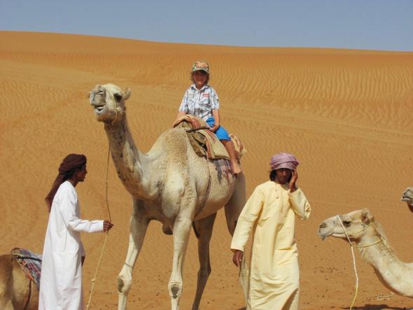 Mein Enkel beim Kamelreiten - (Hotel, Muscat)