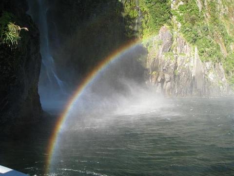 Bei Sonnenschein bilden sich in den Wasserfällen von Milford Sound wunderschöne Regenbogen - (Neuseeland, Milford Sound)