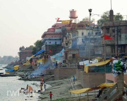 Leichenverbrennung in Varanasi im Hintergrund das neue Krematorium - (Indien, Ganges, Leichenverbrennung)