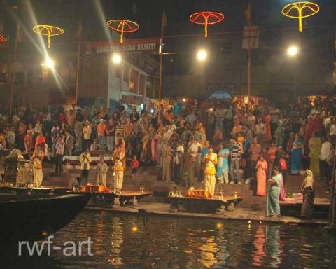 tägl. Abendgottesdienst am Ganges - (Indien, Ganges, Leichenverbrennung)