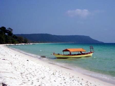 Strand mit unserem kleinen Boot - (Kambodscha, Sihanoukville)