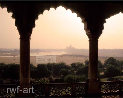 Taj Mahal im Morgendunst vom Red Fort aus gesehen - (Sehenswürdigkeiten, Indien, Agra)