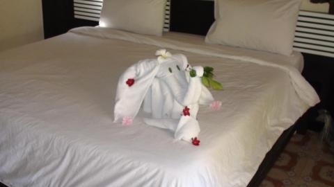 frische Handtücher mit Stil (Sai Kaew Beach Resort) - (Thailand, Koh Chang, Koh Samet)