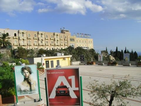 Blick vom Parkhaus aus auf das Hotel - (Italien, Hotel, Übernachtung)