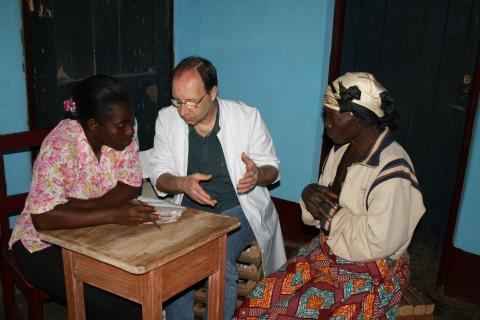 Leo Koehof in Kamerun - (Hilfe, Chlordioxid, Malariamittel)